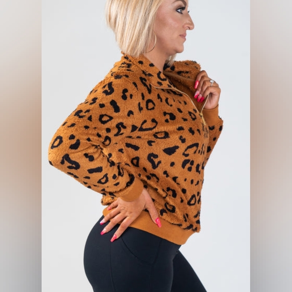 NWT CurvesAndCombatBoots Leopard Print Super Soft Sherpa Pullover Sweater Size S - Picture 2 of 3